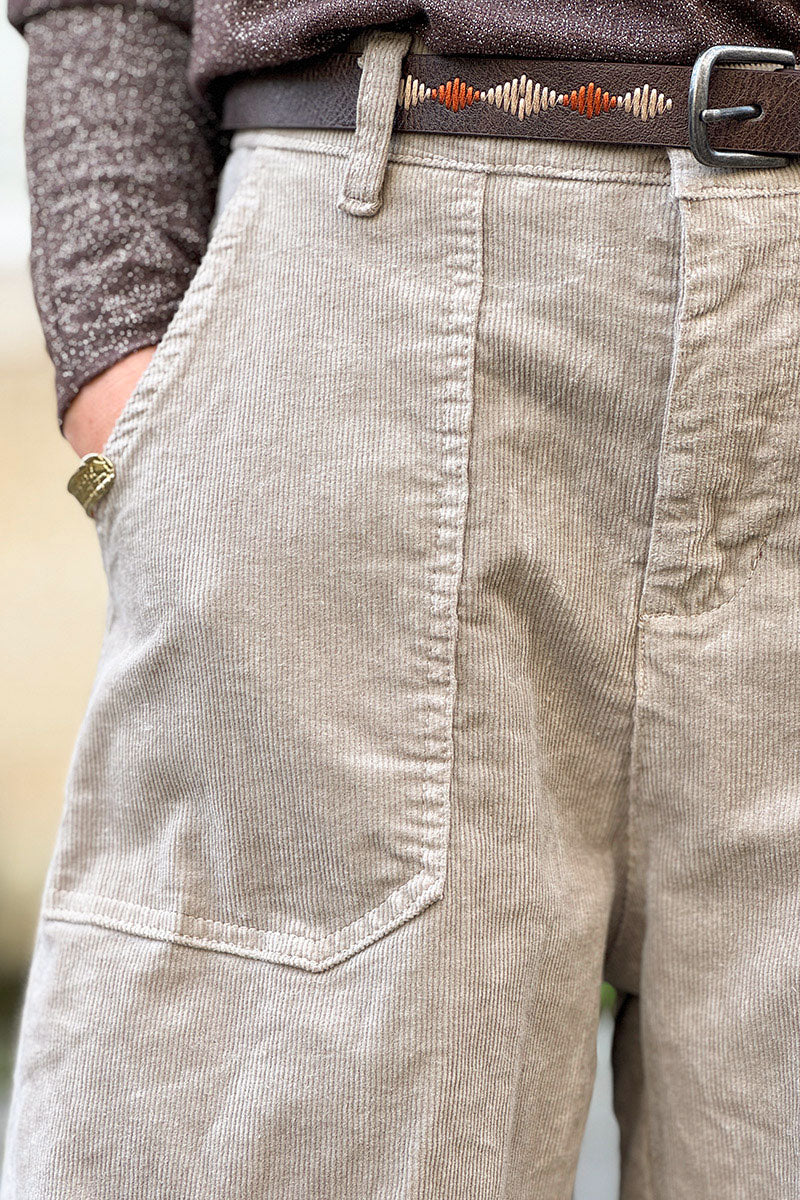 Pantalon beige en velours côtelé coupe ballon avec ceinture broderie aztèque