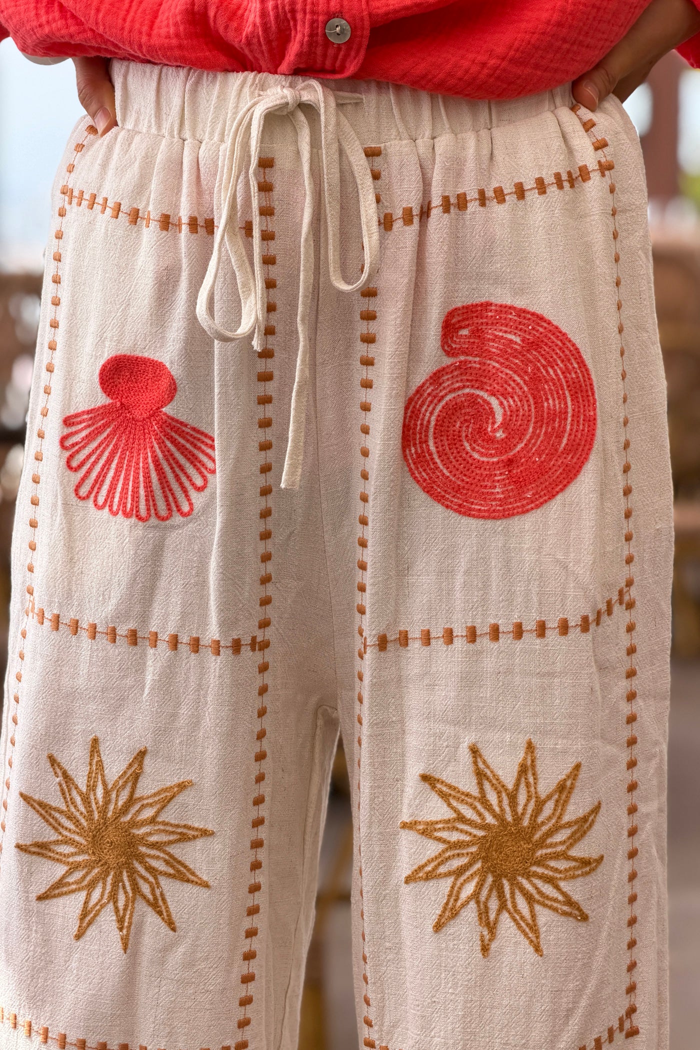 Pantalon beige souple en coton broderie coquillage corail étoile et soleil