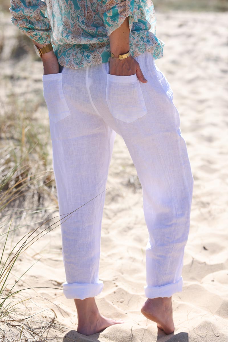 Pantalon blanc en lin souple ceinture en crochet et perles bois