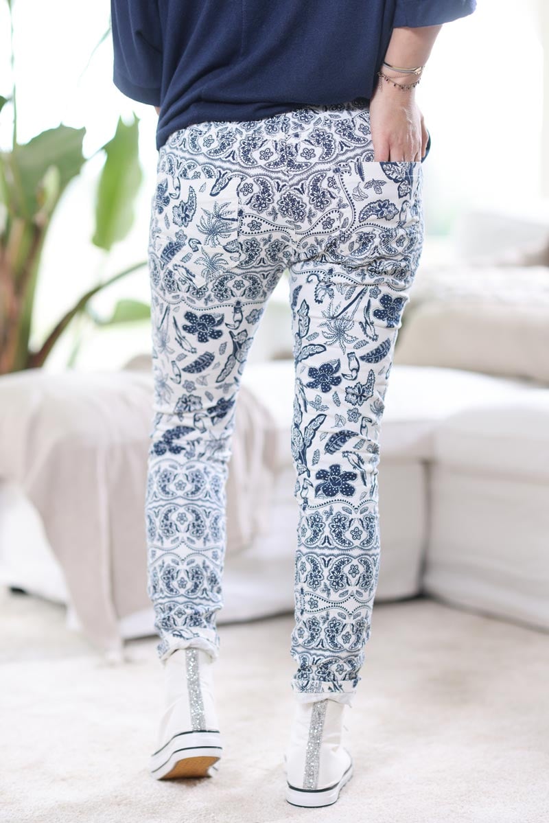 Pantalon blanc en toile imprime feuilles et cachemire bleu jean g045 (1)