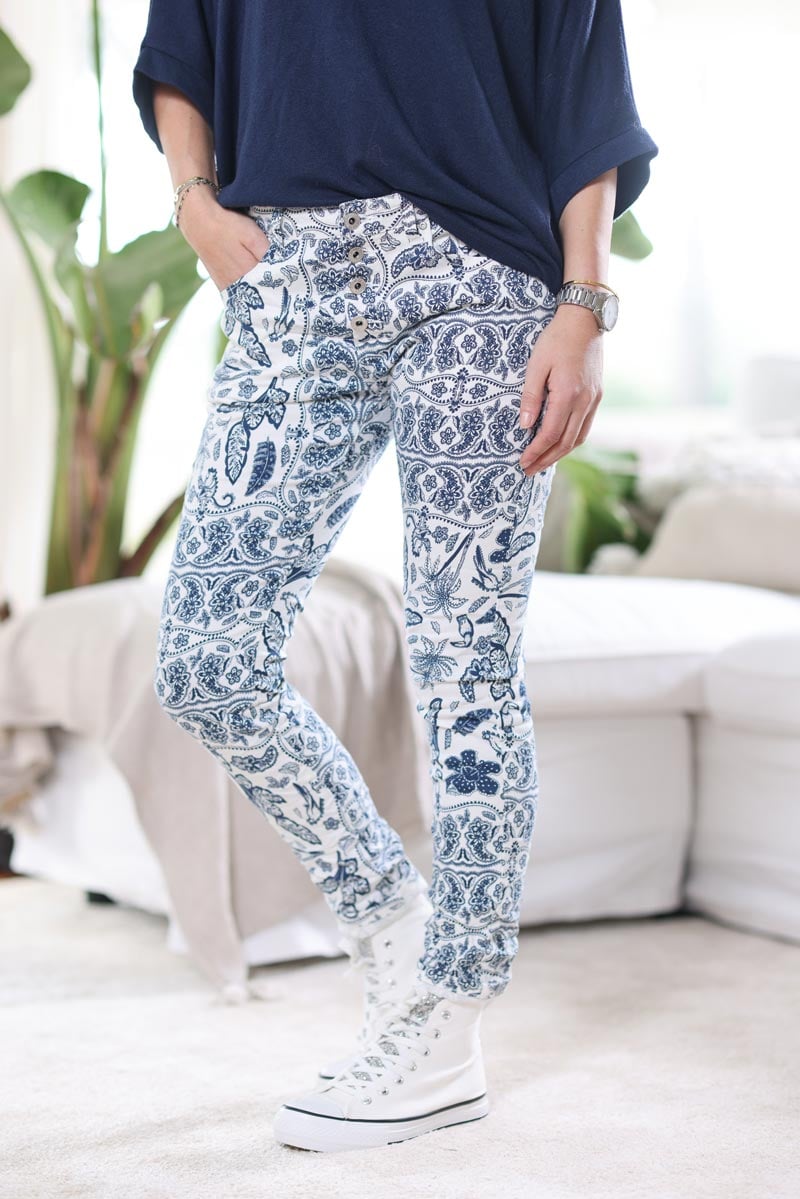 Pantalon blanc en toile imprime feuilles et cachemire bleu jean g045 (1)
