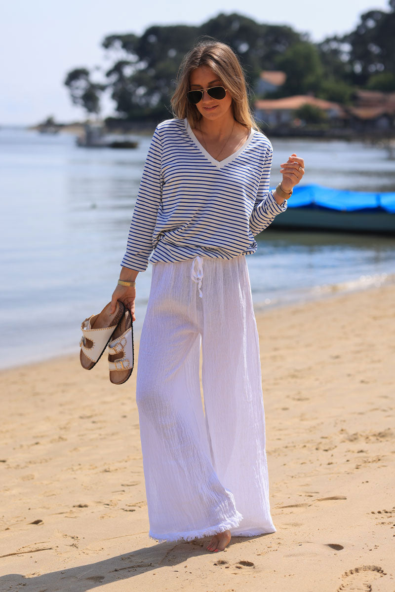 Pantalón blanco ancho y suave, mitad algodón, mitad lino, acabados en flecos