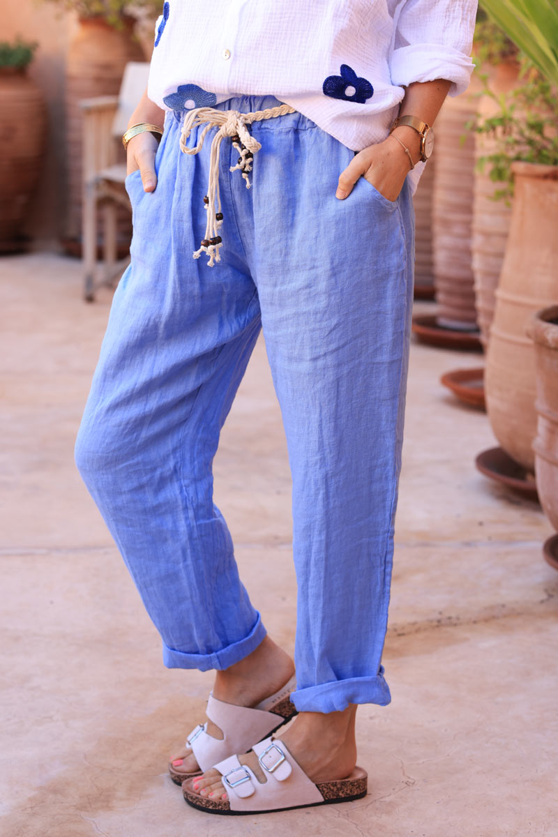Pantalón azul cielo en lino suave, cinturón de crochet y cuentas de madera.