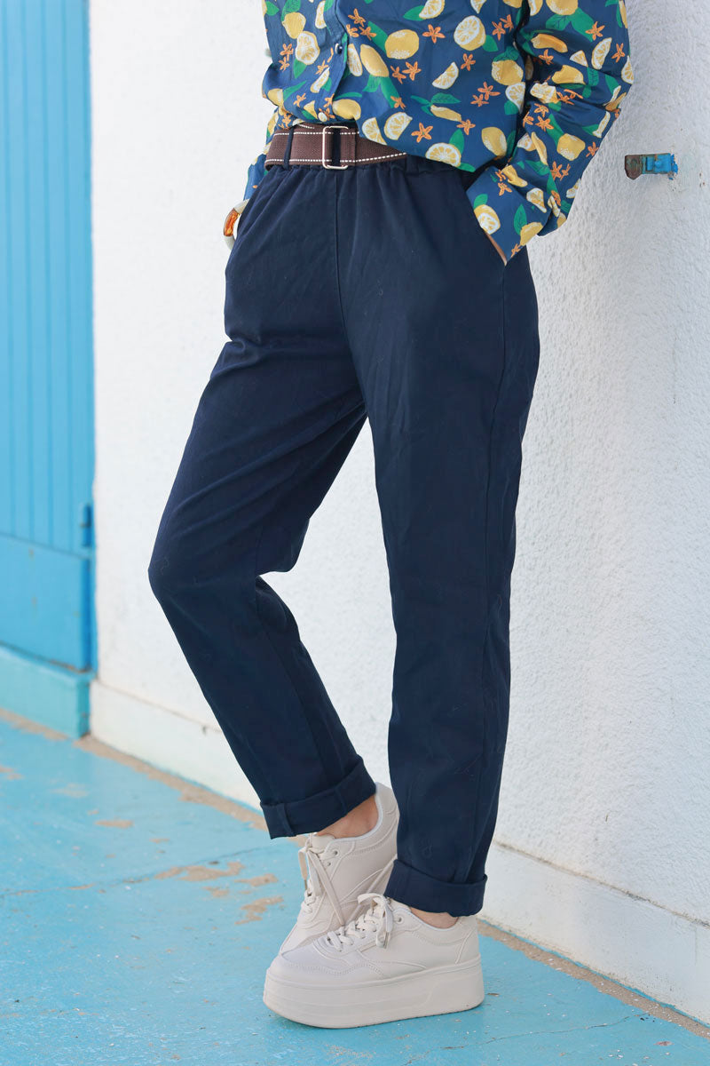 Pantalon bleu marine droit et souple avec ceinture tissu