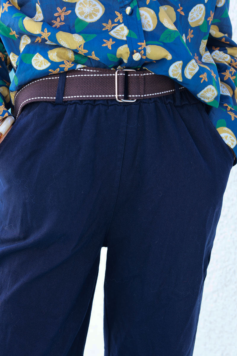 Pantalon bleu marine droit et souple avec ceinture tissu