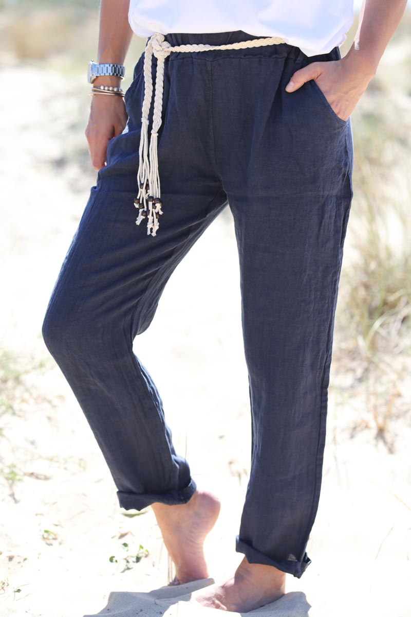 Pantalón azul marino de lino suave y fluido, cinturón de crochet y cuentas de madera.