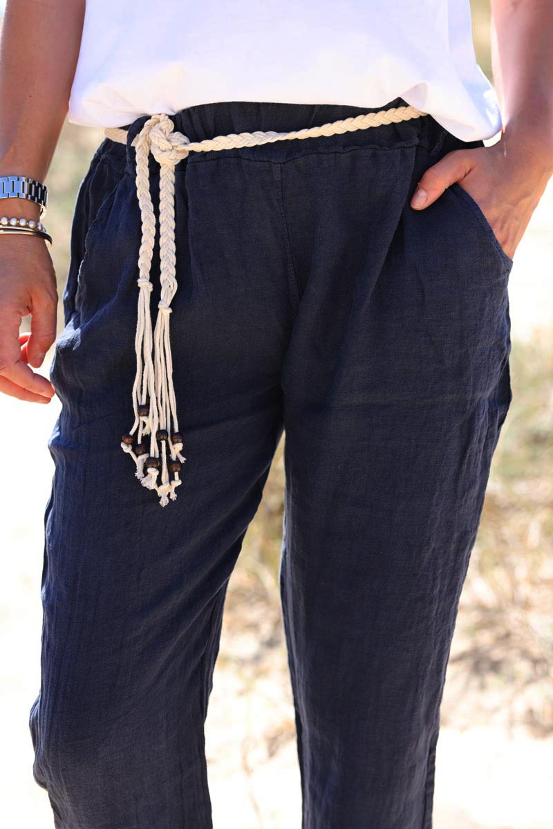 Pantalón azul marino de lino suave y fluido, cinturón de crochet y cuentas de madera.
