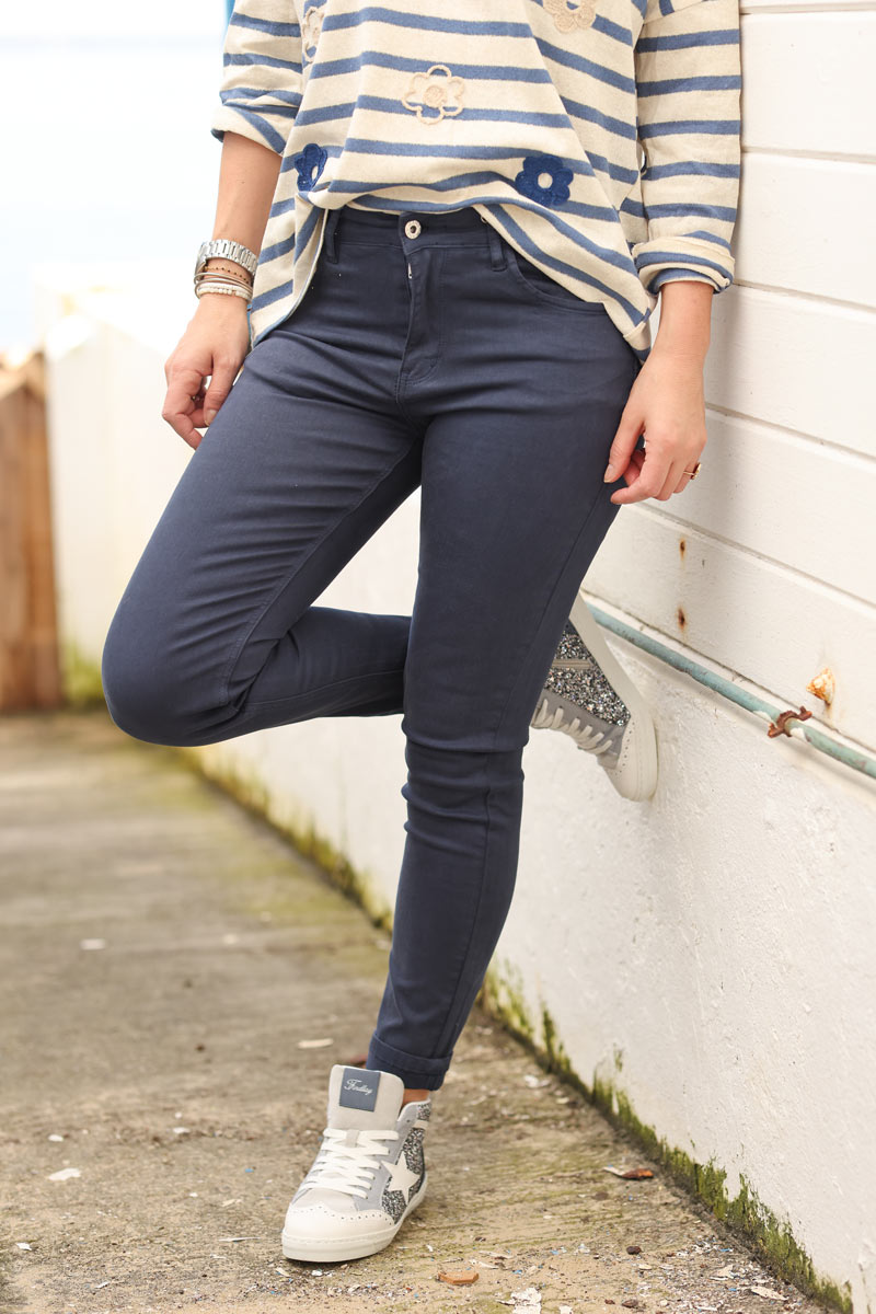 Pantalón elástico azul marino, corte slim, efecto push-up, bolsillos bordados