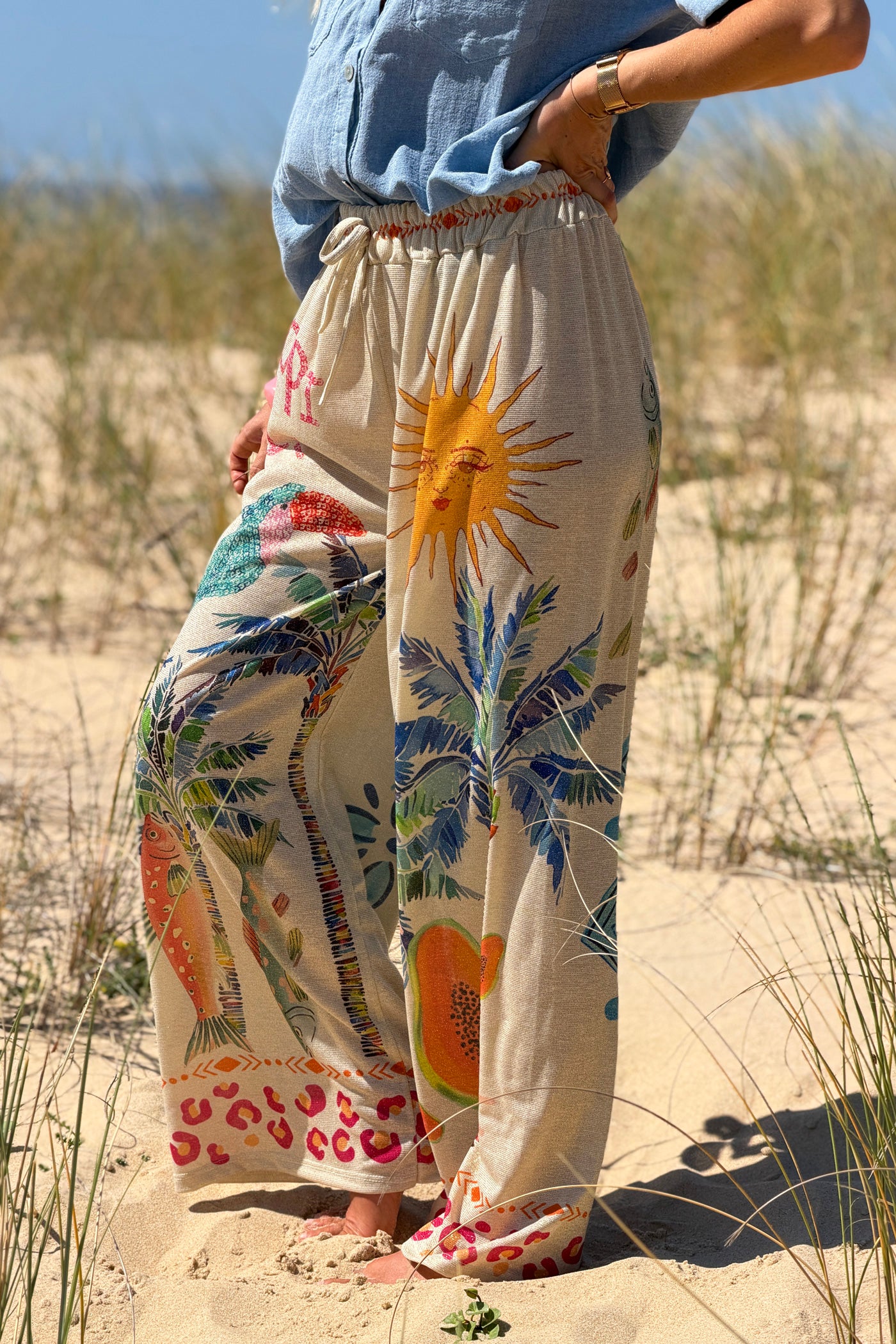Pantalon brillant lurex large et souple imprimé tropical palmier soleil et papaye
