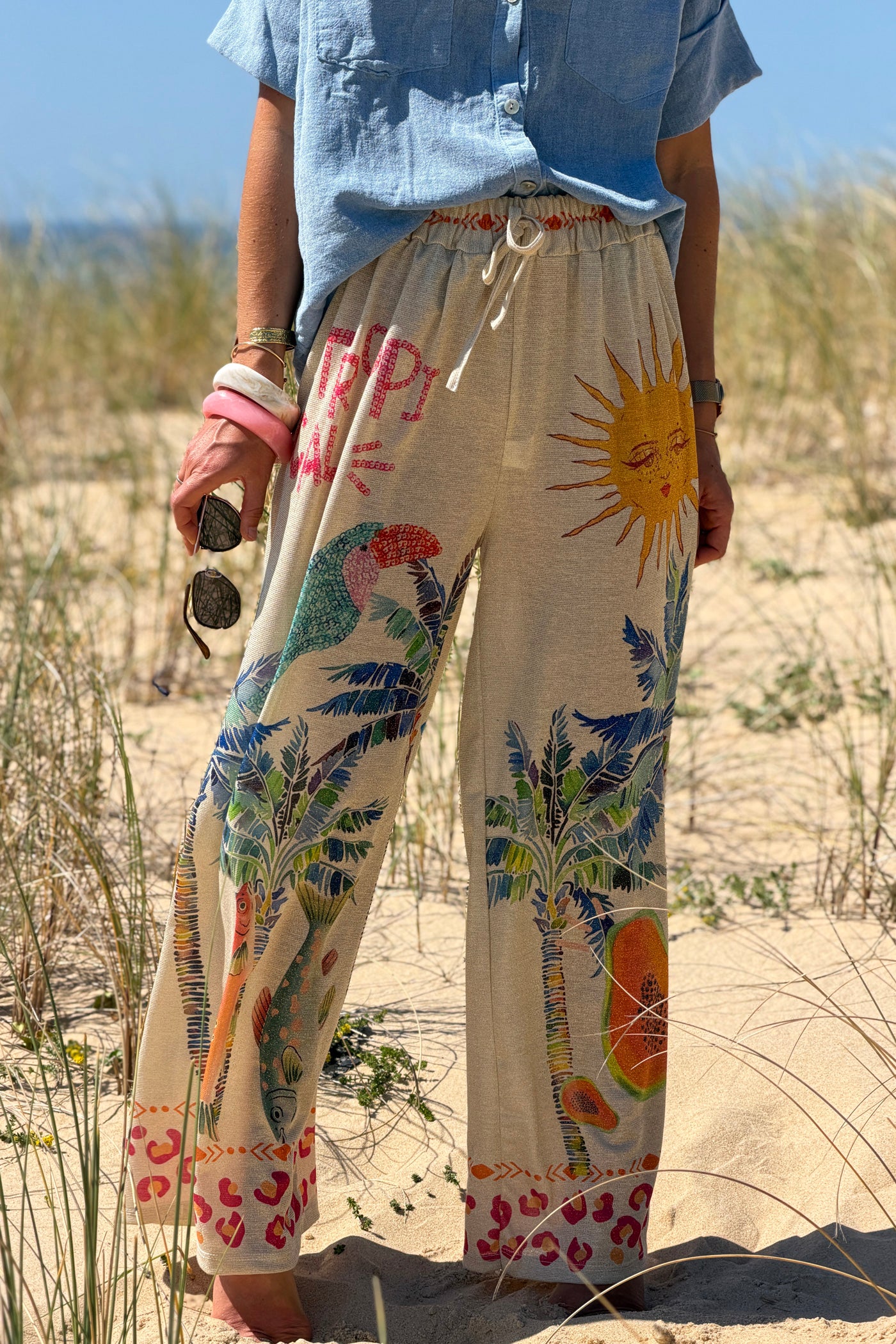 Pantalon brillant lurex large et souple imprimé tropical palmier soleil et papaye