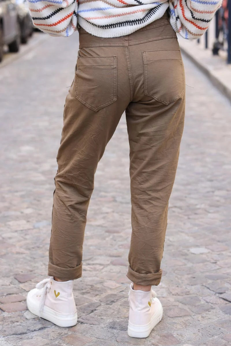 Pantalon camel bi matière toile et jersey stretch à boutons