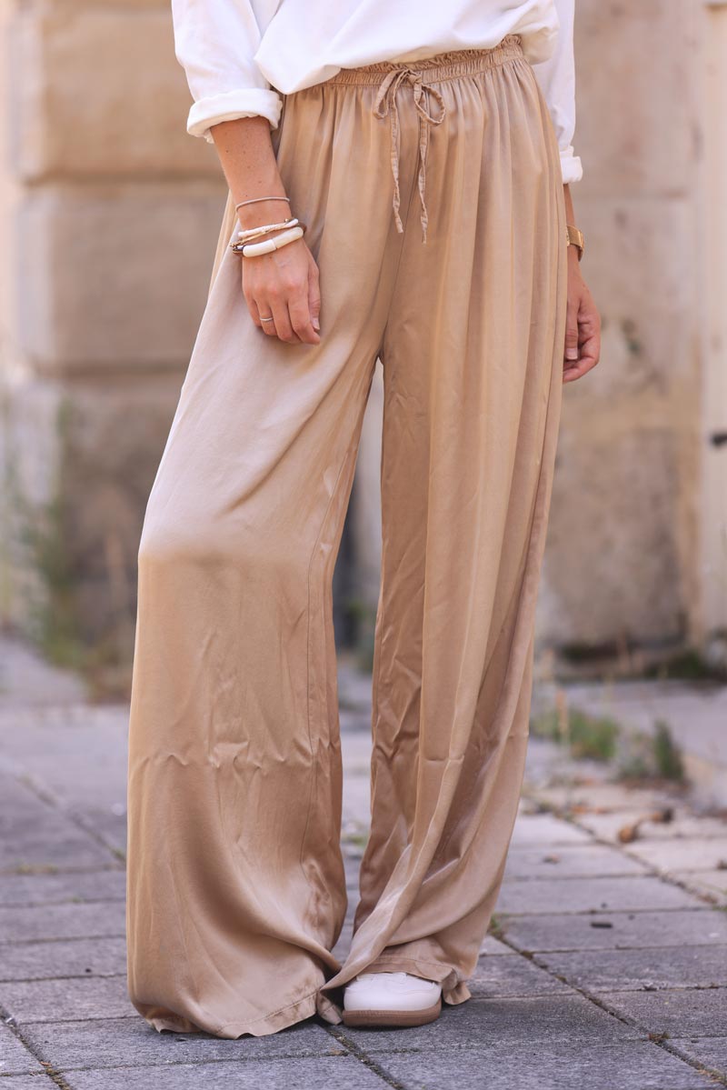 Pantalon camel clair large et fluide satiné en soie