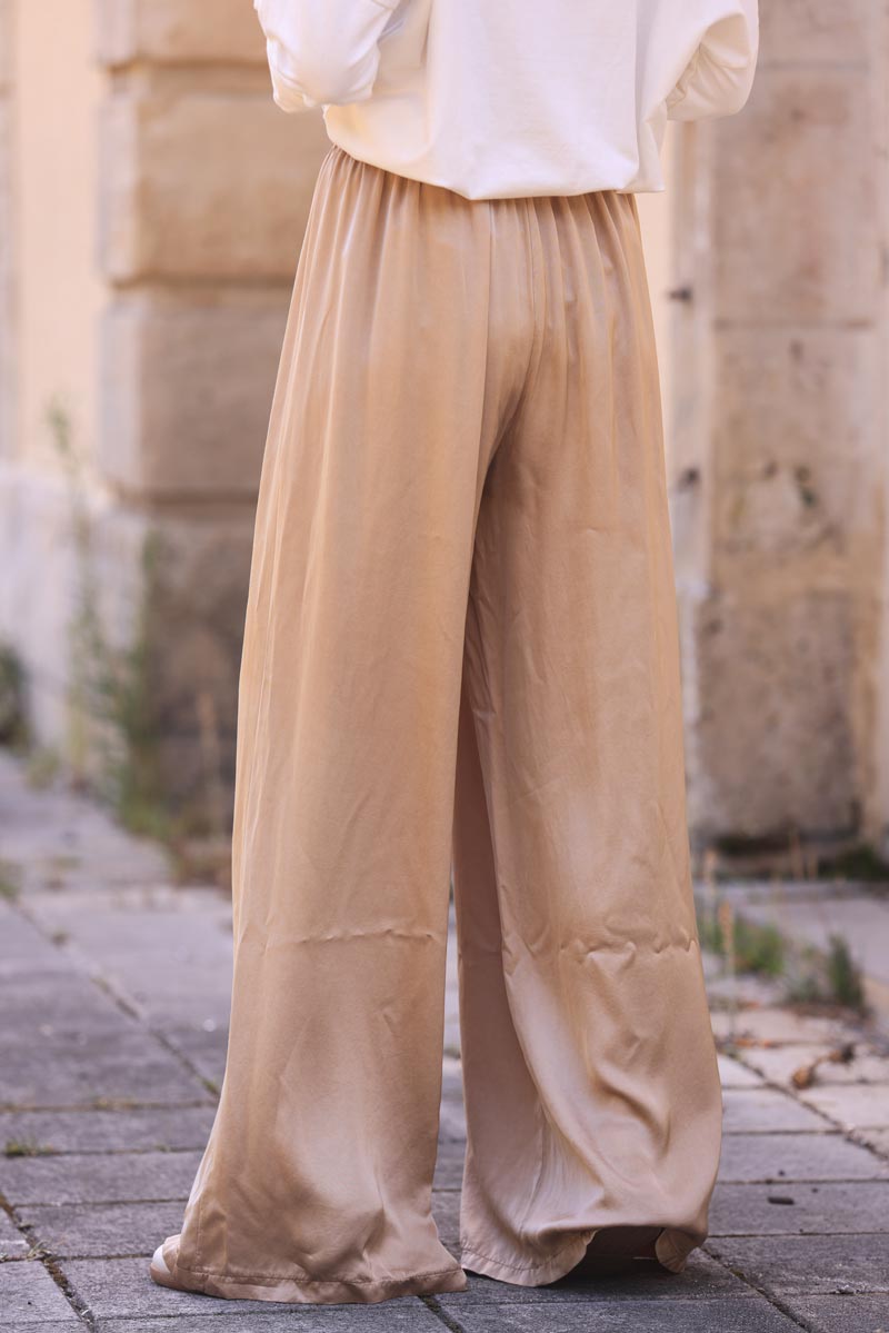 Pantalón ancho y fluido raso seda camel claro