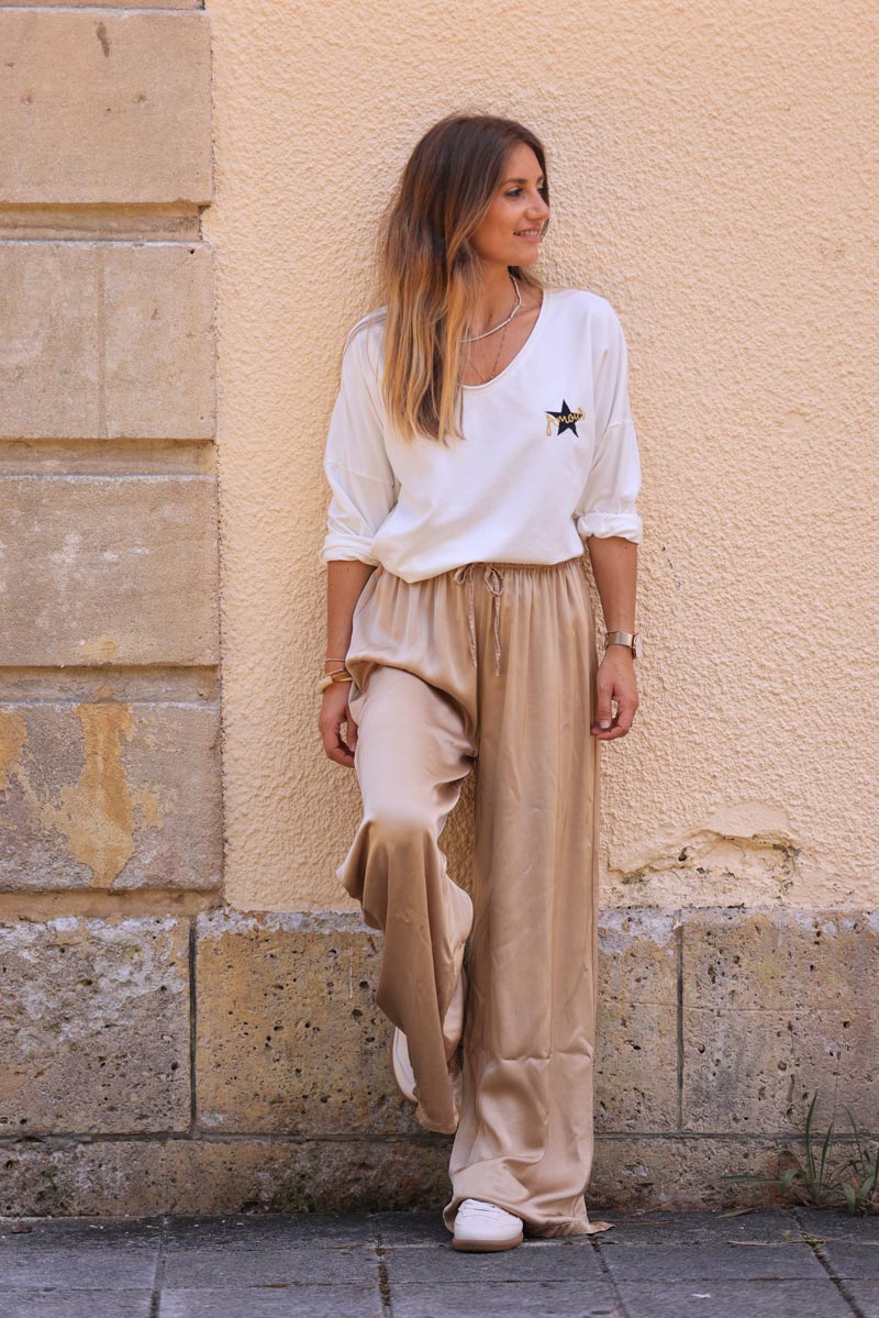 Pantalon camel clair large et fluide satiné en soie