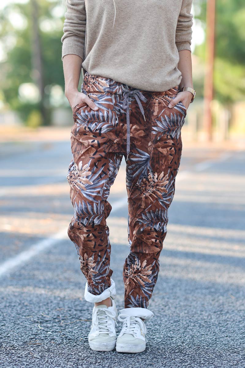Comfortable camel trousers with peach skin touch and palm print - Horizons  Lointains