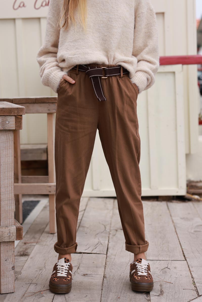 Pantalon camel droit et souple avec ceinture tissu