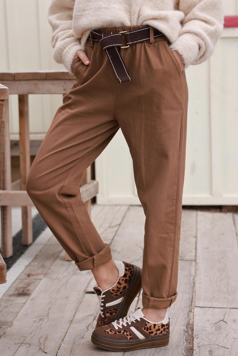 Pantalon camel droit et souple avec ceinture tissu