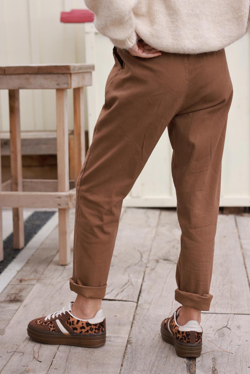 Pantalón camel recto y suave con cinturón de tela