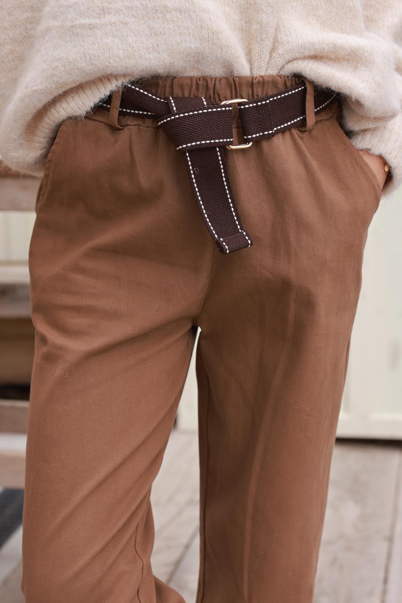 Pantalón camel recto y suave con cinturón de tela