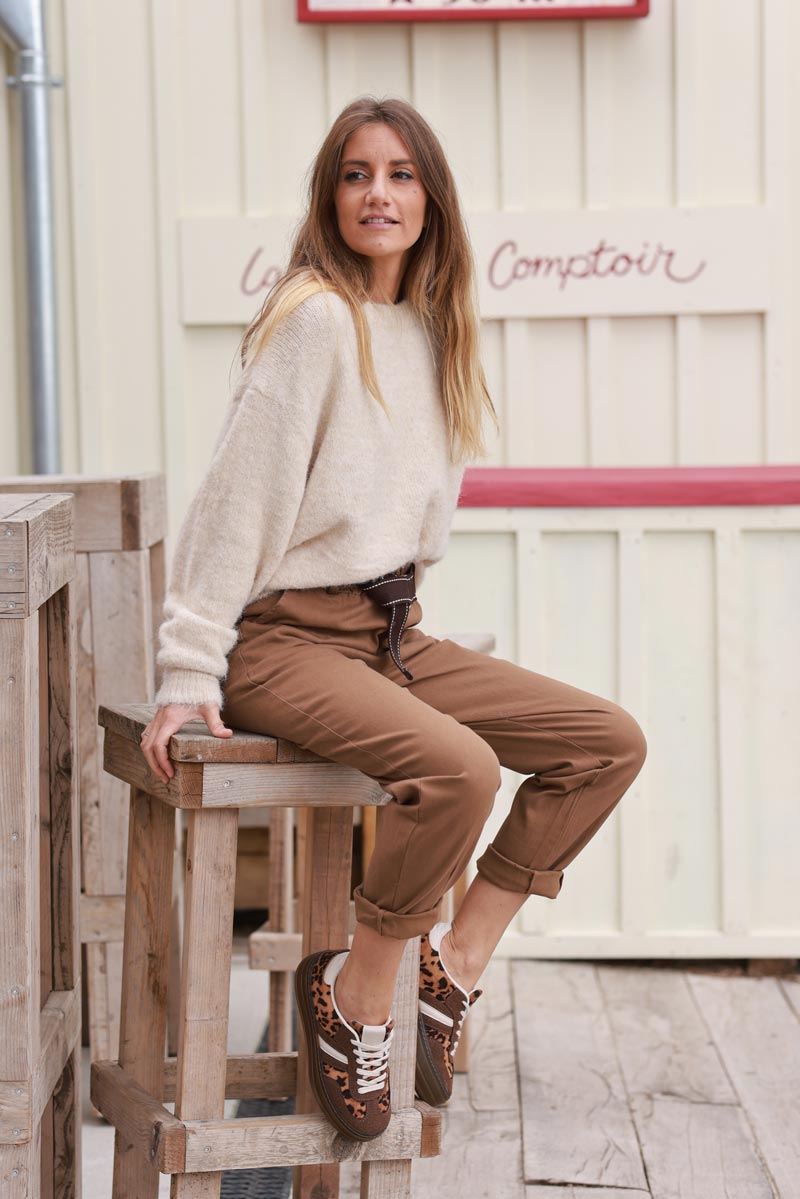 Pantalon camel droit et souple avec ceinture tissu