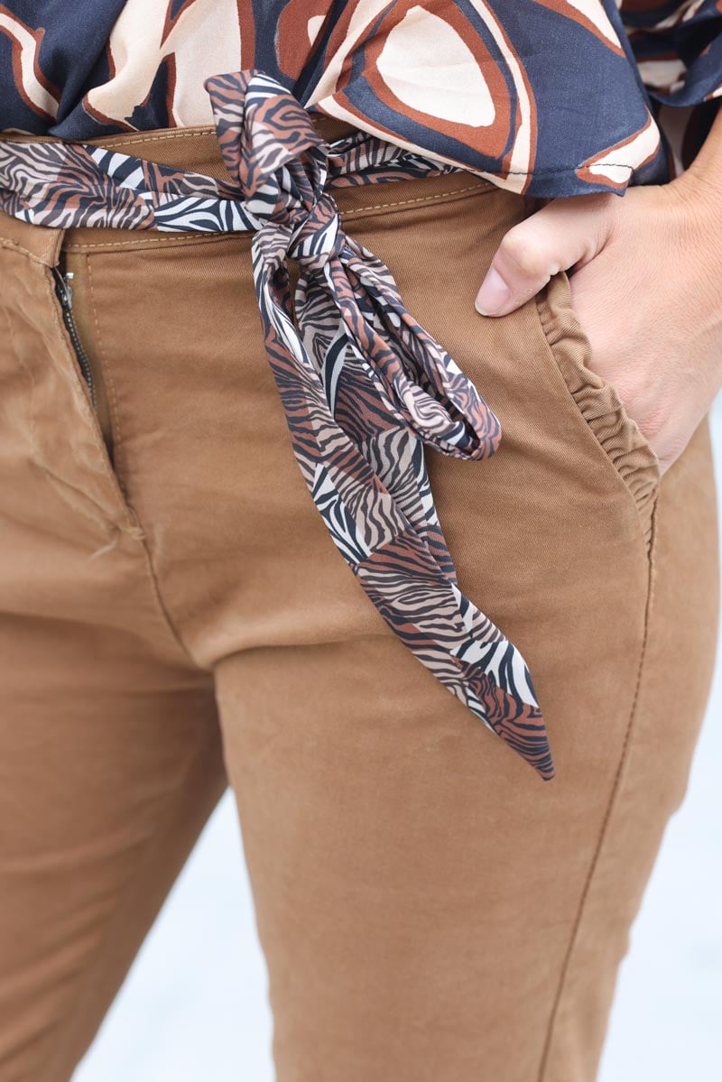 Pantalon camel en toile coupe chino ceinture foulard g218 (1)
