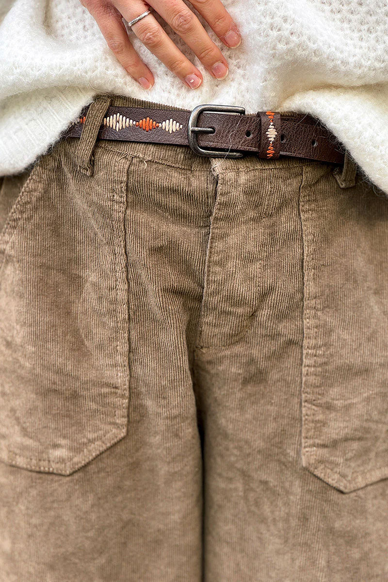 Pantalon camel en velours côtelé coupe ballon avec ceinture broderie aztèque