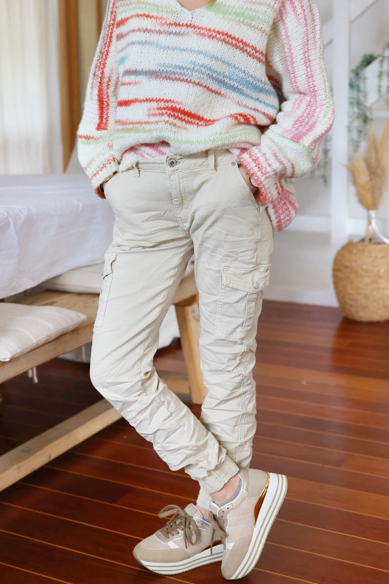 Pantalon cargo beige resserré à la cheville