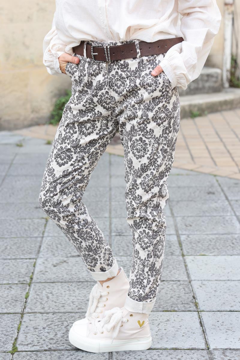 Pantalon chino beige en toile stertch motif fleurs de lys avec ceinture simili h163 (1)