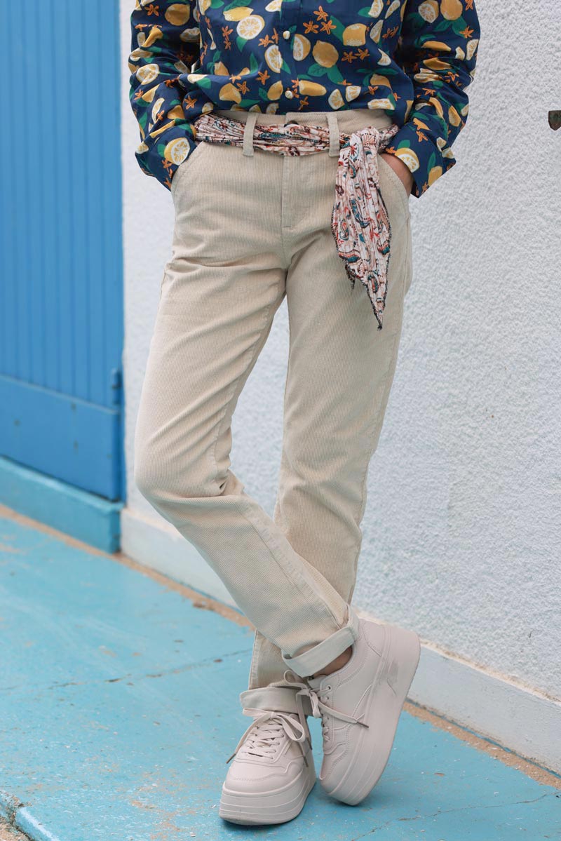 Pantalón chino pana beige con cinturón fular