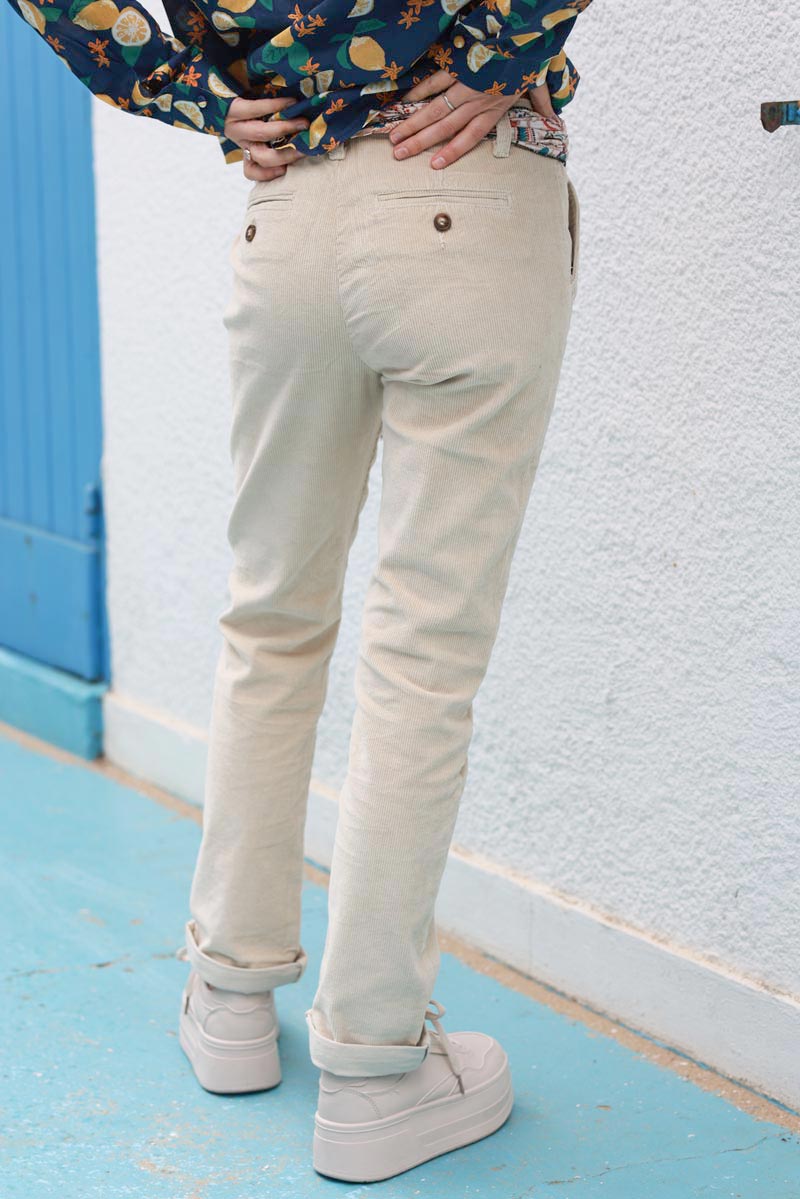 Pantalon chino beige en velours côtelé avec ceinture foulard