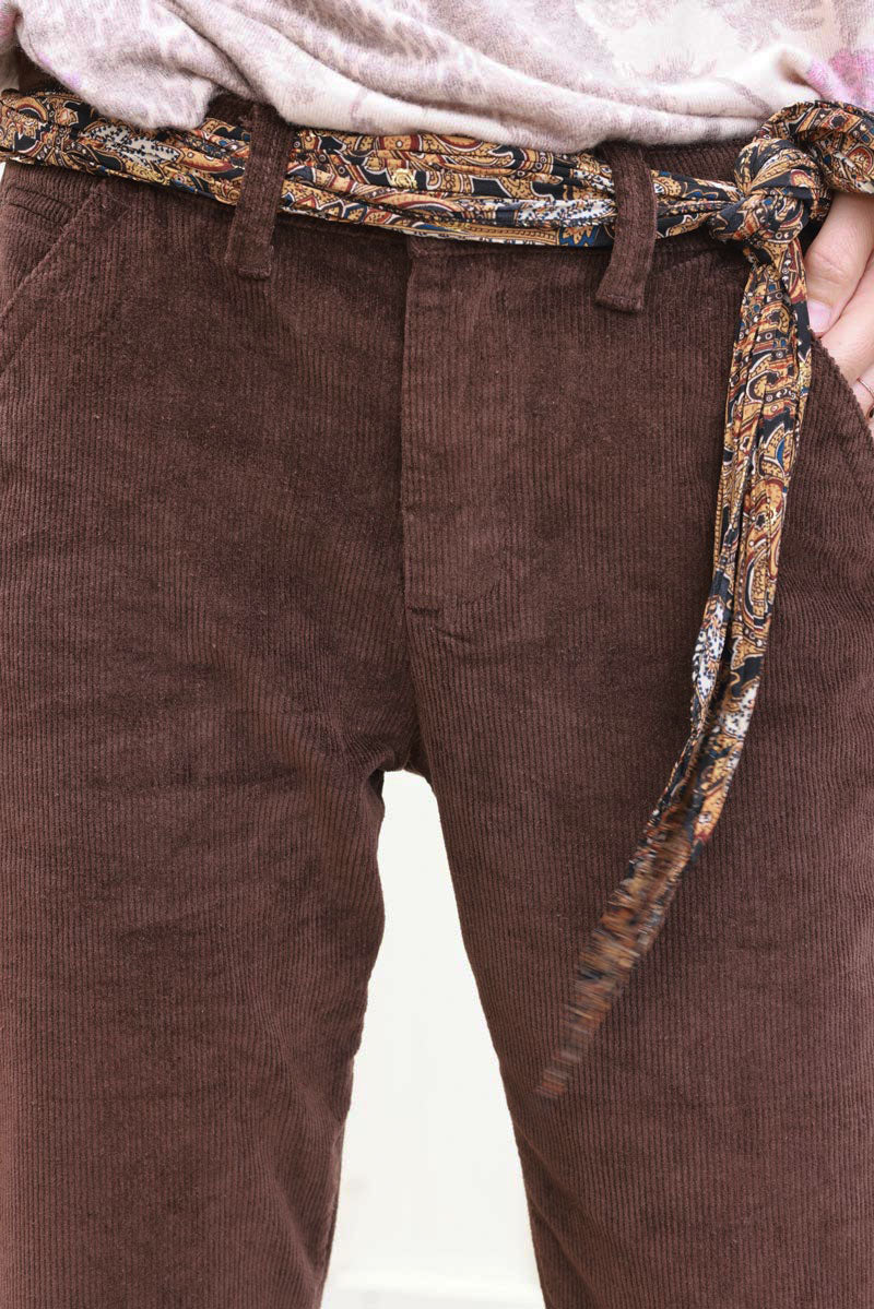 Pantalon chino marron chocolat en velours côtelé avec ceinture foulard