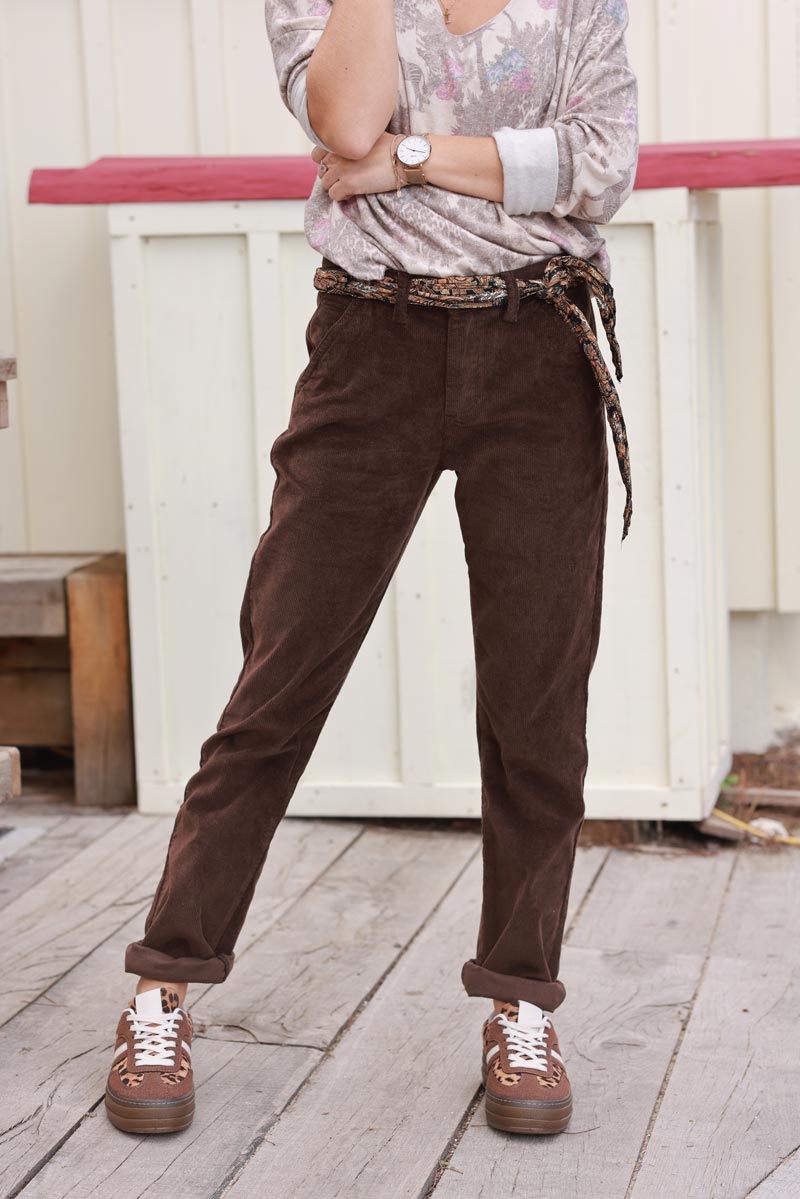 Pantalon chino marron chocolat en velours côtelé avec ceinture foulard