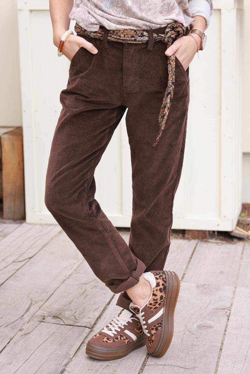 Pantalon chino marron chocolat en velours côtelé avec ceinture foulard