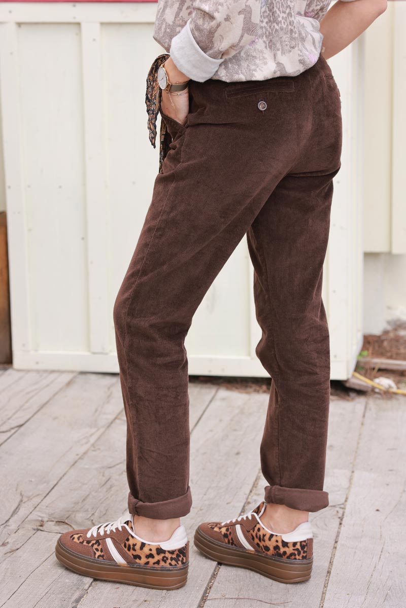 Pantalón chino de pana marrón chocolate con cinturón fular