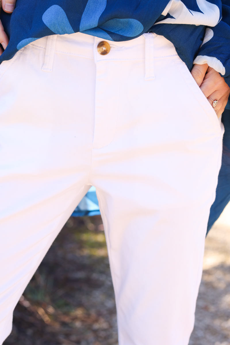 Pantalon chino stretch blanc boutons écaille