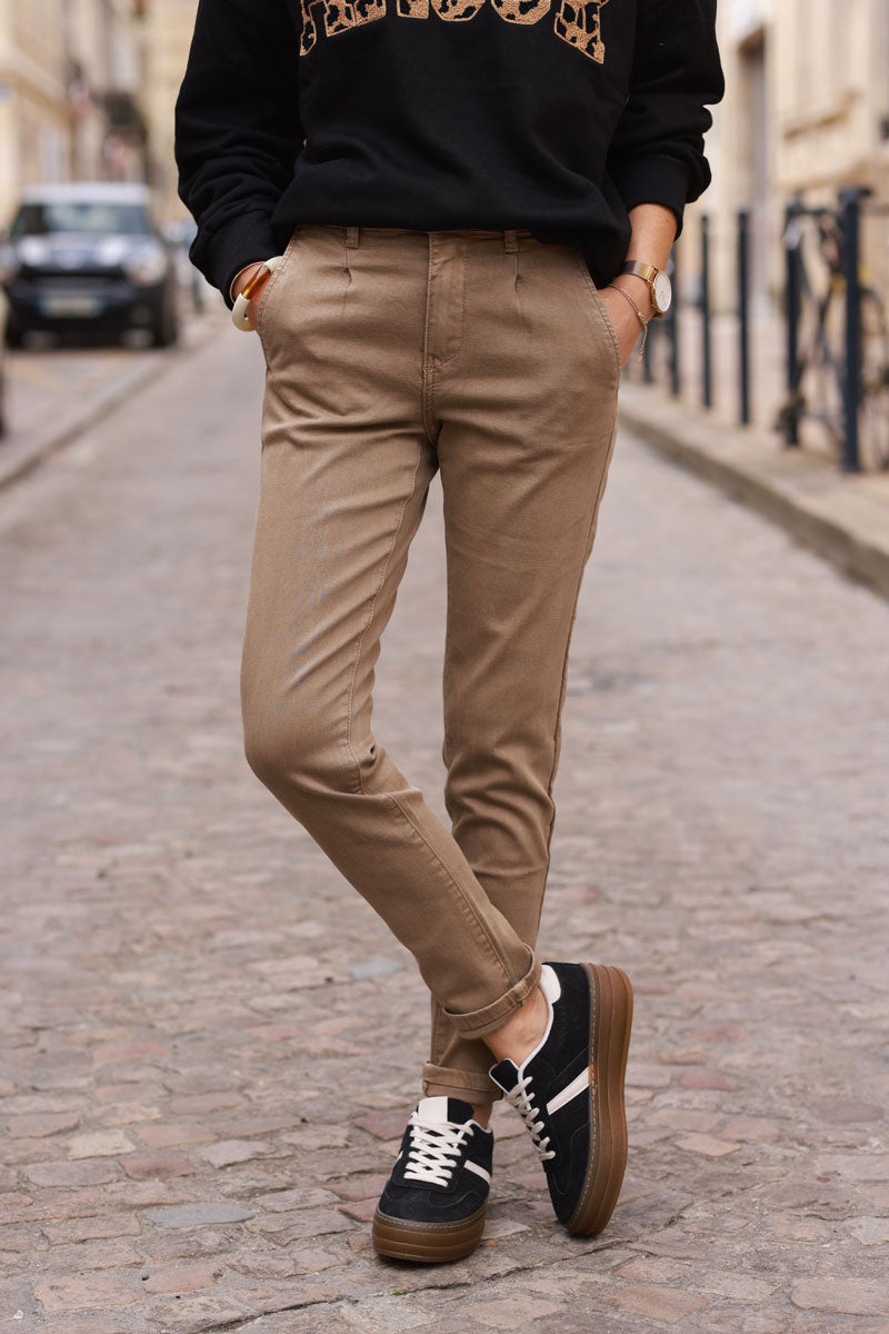 Pantalon chino taupe légèrement pincé