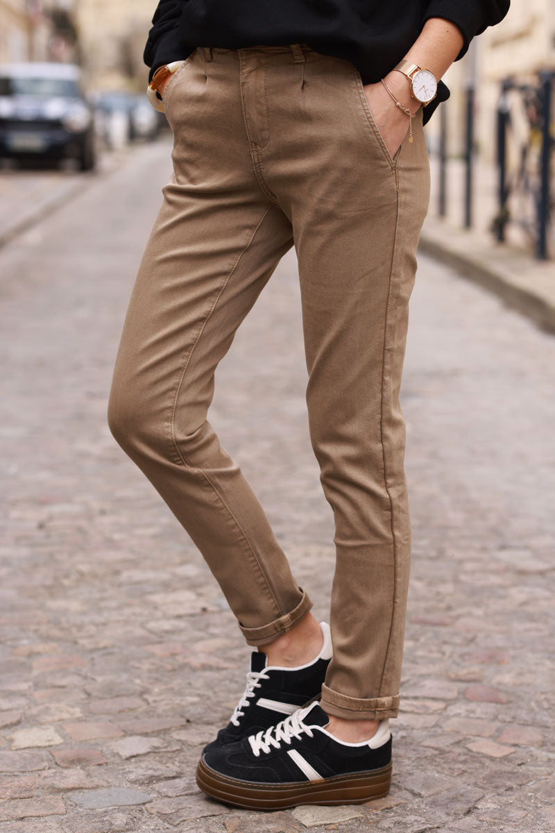 Pantalon chino taupe légèrement pincé