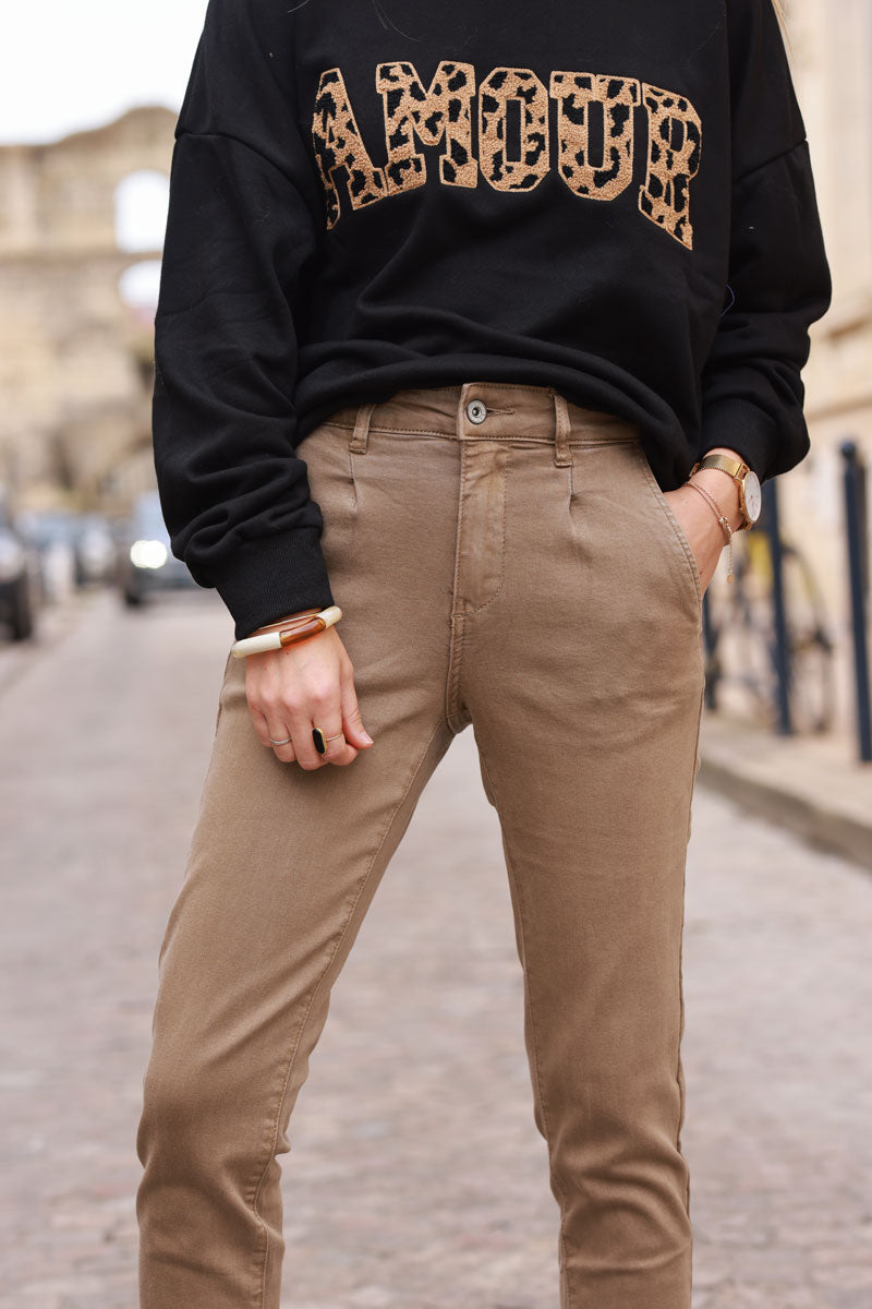 Pantalon chino taupe légèrement pincé