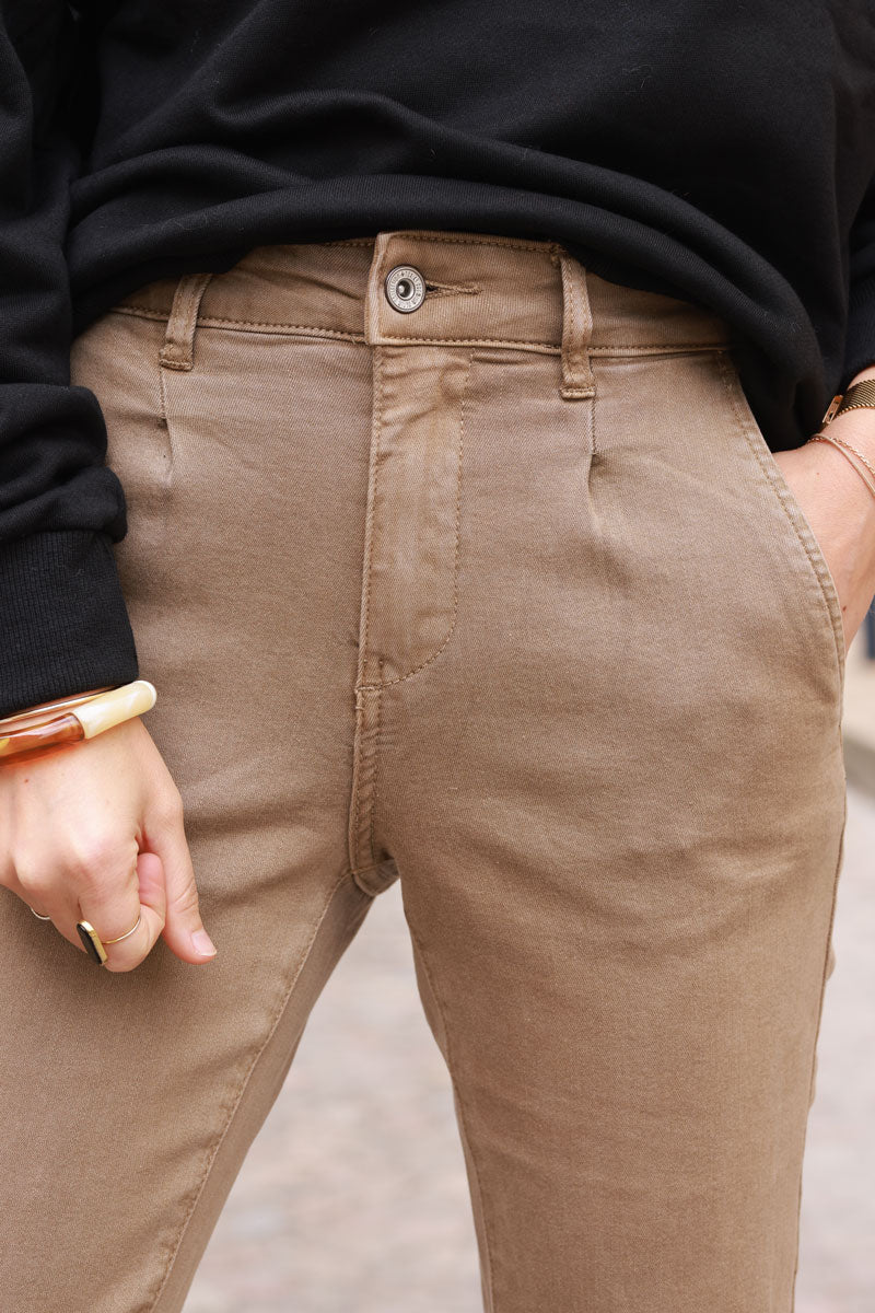 Pantalon chino taupe légèrement pincé