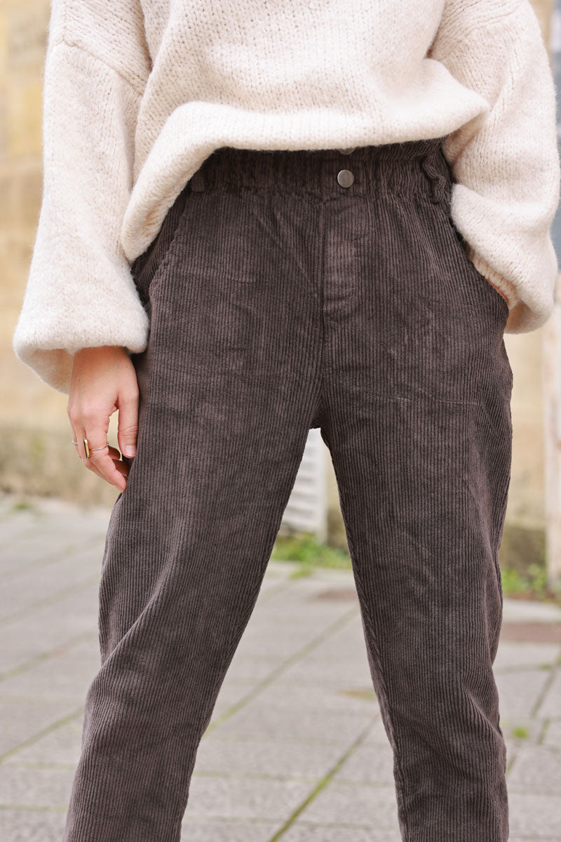 Pantalon chocolat en velours côtelé coupe paperbag taille élastique