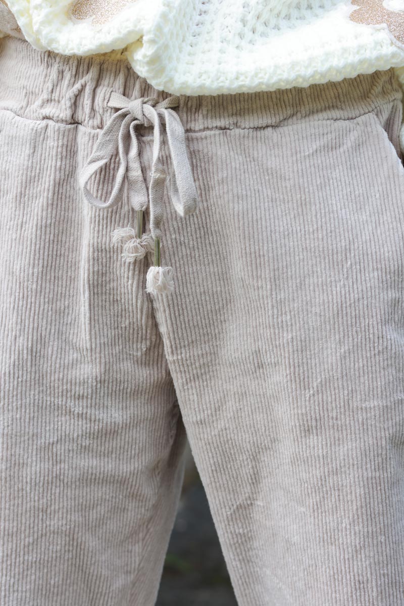 Pantalón confort beige de pana elástica con cinturilla elástica