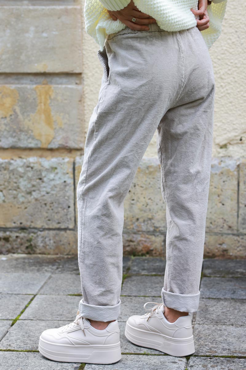 Pantalón confort beige de pana elástica con cinturilla elástica