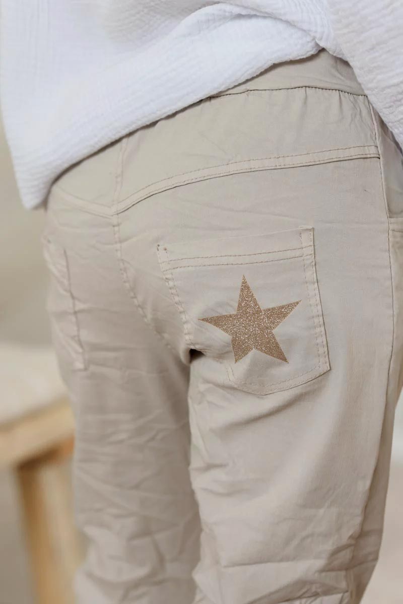 Pantalón confort beige de lona elástica con estrellas brillantes y purpurina