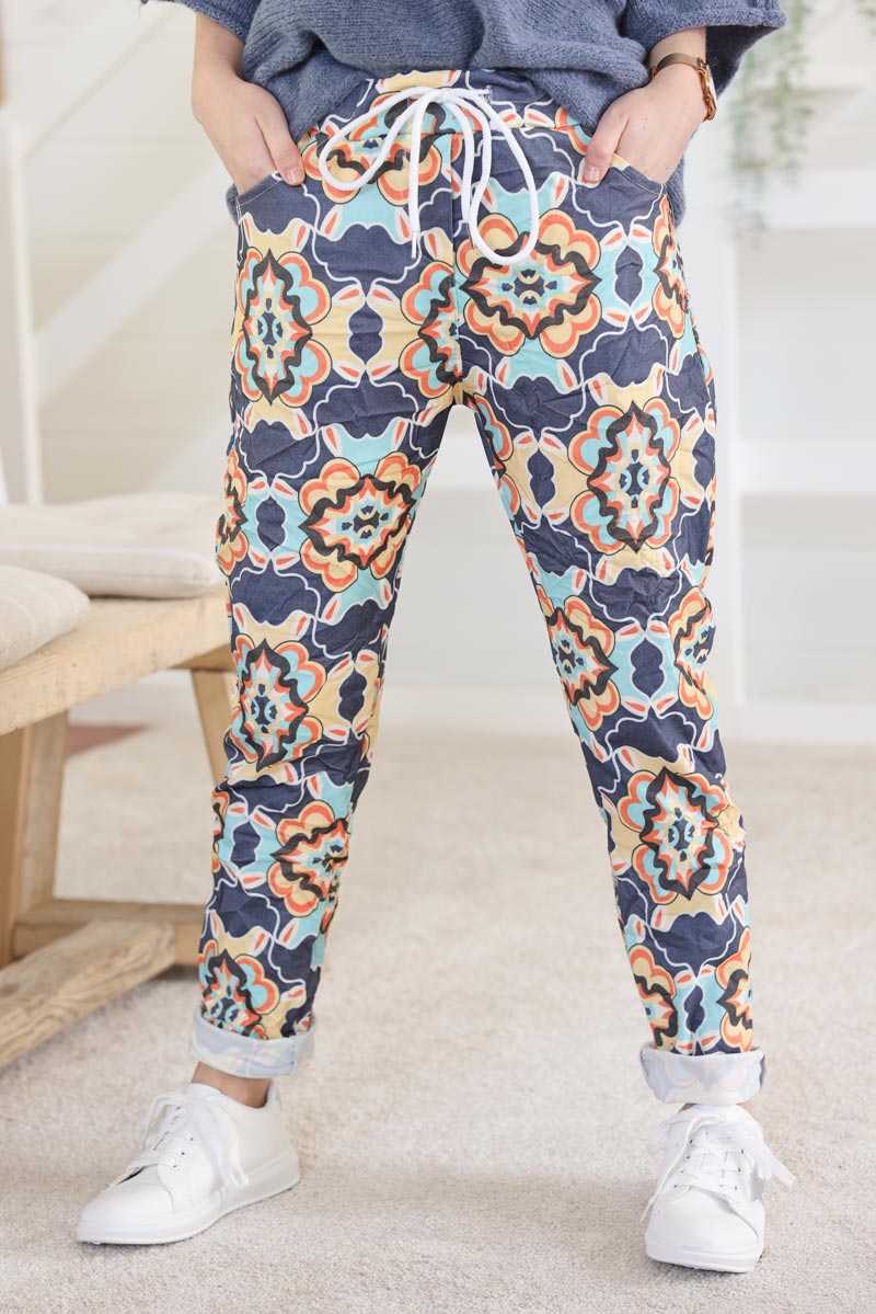 Pantalon confort bleu marine en toile stretch imprime kaleidoscope h034 (1)
