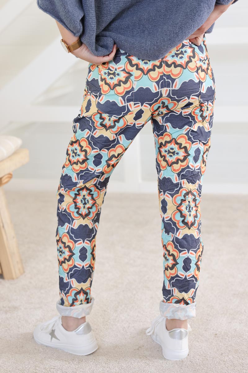 Pantalon confort bleu marine en toile stretch imprime kaleidoscope h034 (1)