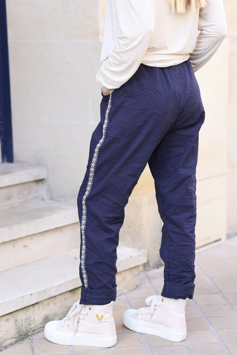 Pantalon confort bleu marine toile stretch liseré brillant étoiles brodées