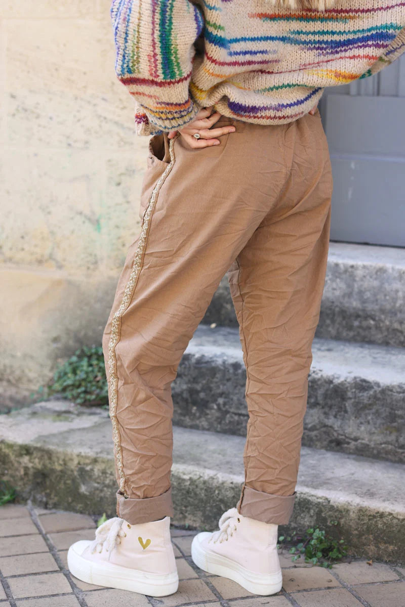 Pantalon confort camel toile stretch liseré brillant étoiles brodées