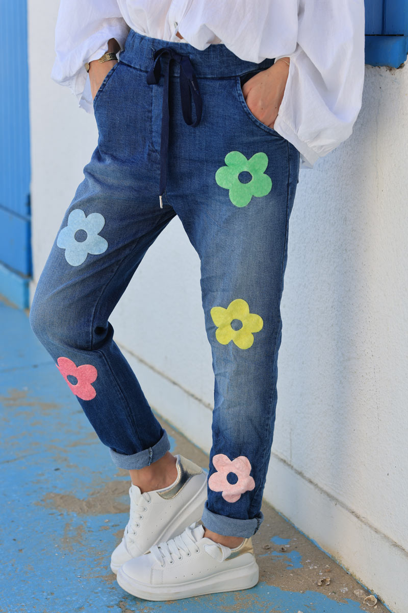 Pantalones cómodos en suave denim oscuro con flores rizadas de colores