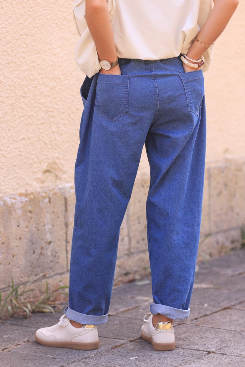 Pantalón denim confort y elástico de corte recto con cinturón