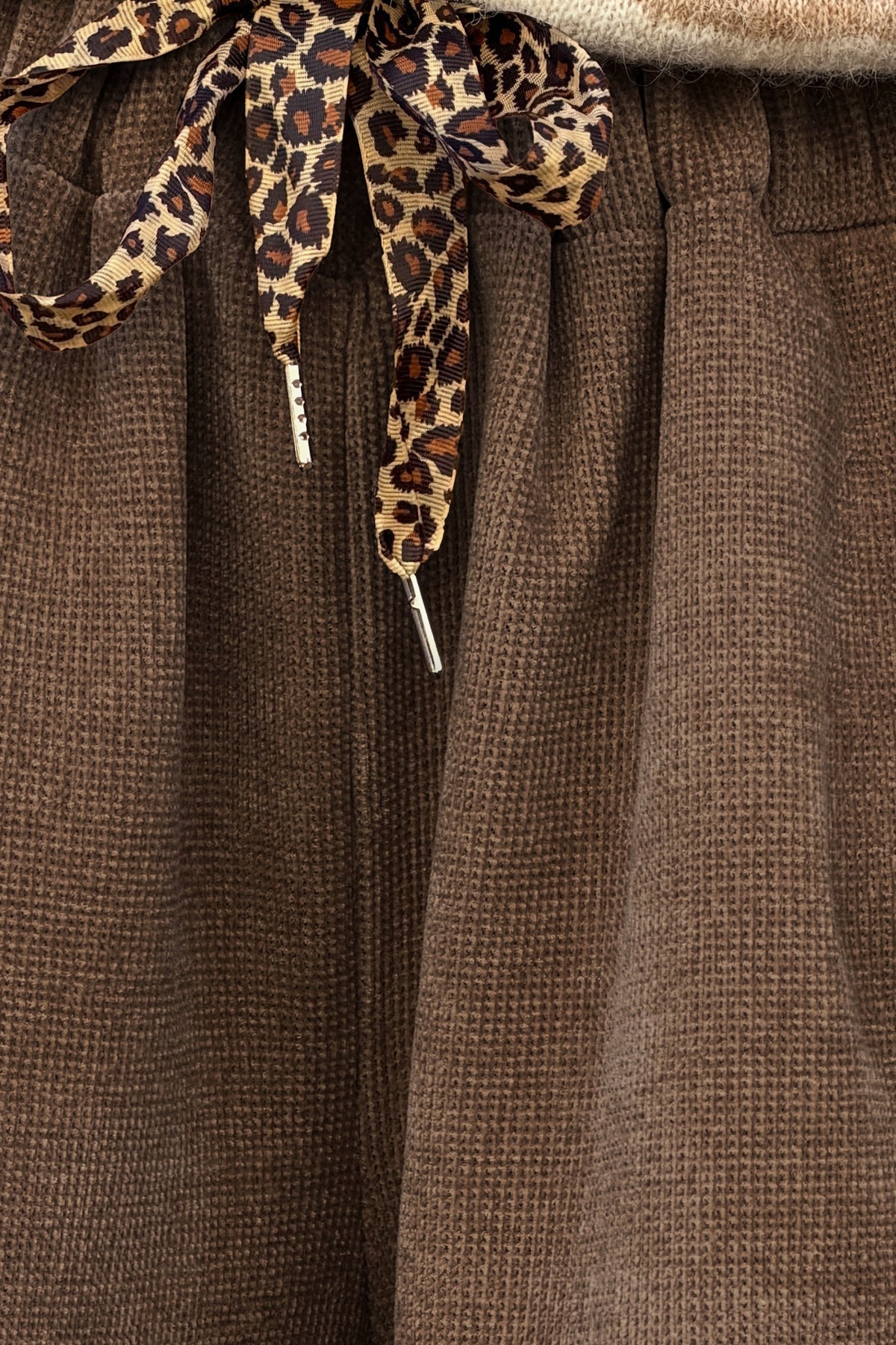 Pantalon large et souple camel foncé en velours taille élastique lien léopard